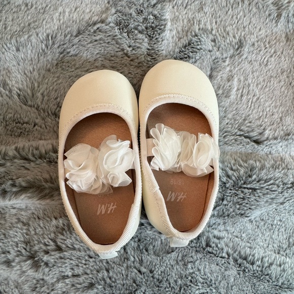 New without tags, H&M Toddler Ballet flat - Picture 2 of 3